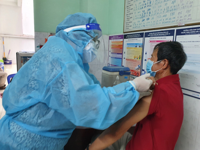nhieu nguoi bat dau duoc tiem vaccine