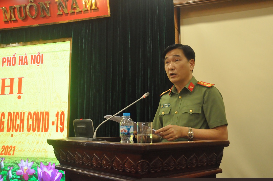 Đại tá Trần Đình Nghĩa, Trưởng phòng Tham mưu, báo cáo tóm tắt kết quả công tác phòng chống dịch covid-19 trong 17 ngày thực hiện giãn cách xã hội