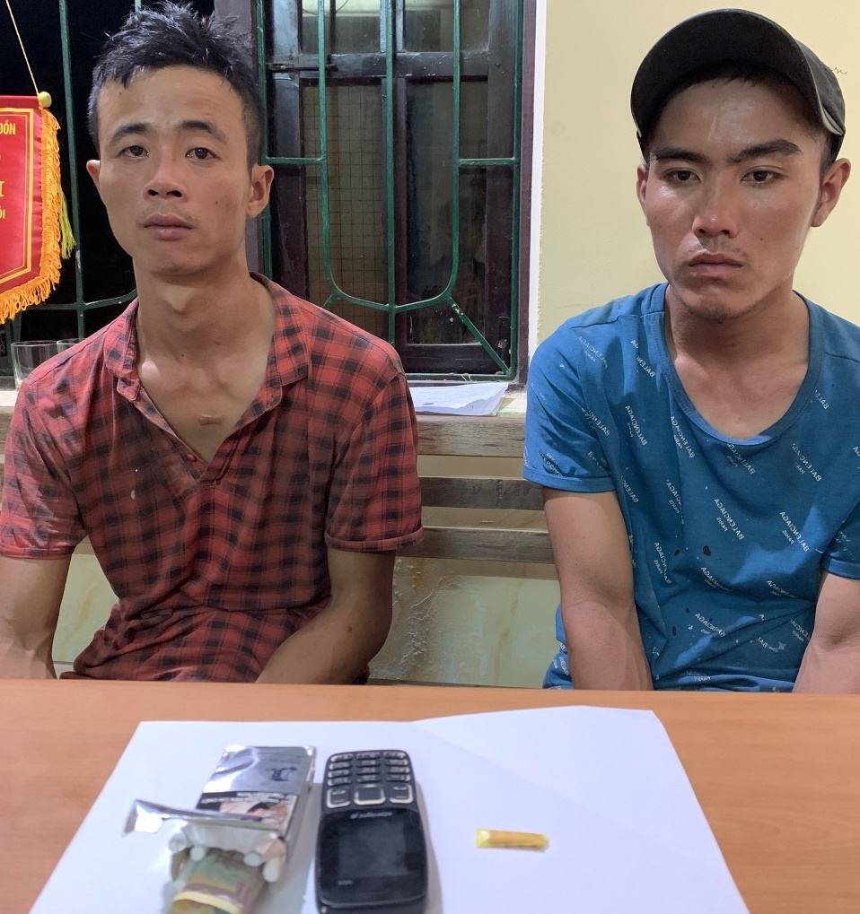 2 đối tượng Vũ và Minh cùng tang vật là số ma túy tại trụ sở Công an phường Ba Đồn.