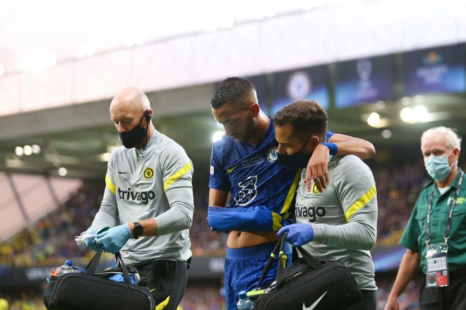 Ziyech gặp chấn thương ở tay nên không thể tiếp tục thi đấu.