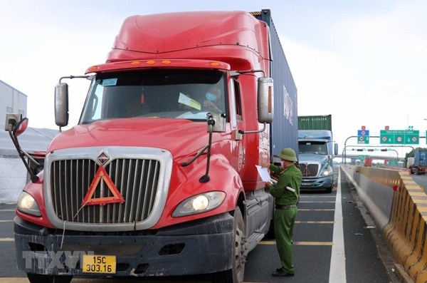 Lực lượng chức năng kiểm tra một phương tiện vận chuyển hàng hóa. (Ảnh: TTXVN)