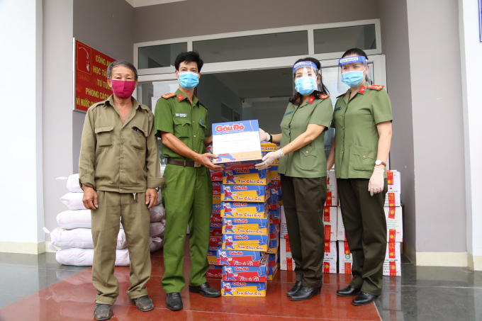 Nhu yếu phẩm được trao tận tay những đồng đội mang nghĩa cử cao đẹp