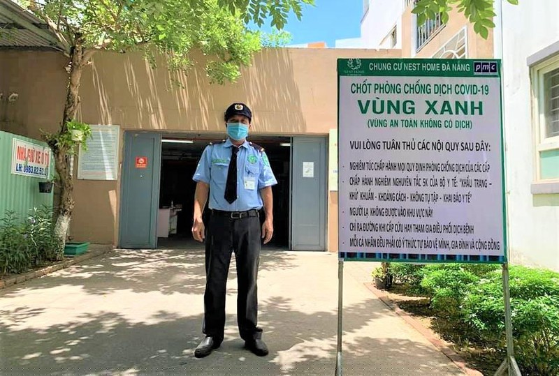 Các tổ dân phố, khu dân cư, khu chung cư, các con ngõ tự rào chắn bảo vệ người dân trong khu vực khỏi COVID-19, đồng thời thực hiện nghiêm Chỉ thị 16 của Thủ tướng Chính phủ.