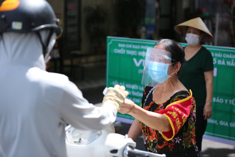 Bà Võ Thị Thanh Phương đang trực chốt