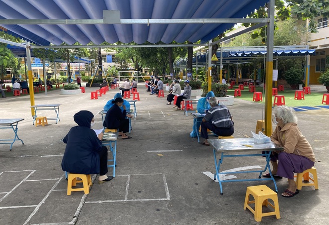 Quận đã bố trí 21 điểm tiêm vắc xin cố định và 16 điểm lưu động để phục vụ tiêm vắc xin cho người dân, với hơn 1.200 người (Ảnh minh họa: Quốc Anh).