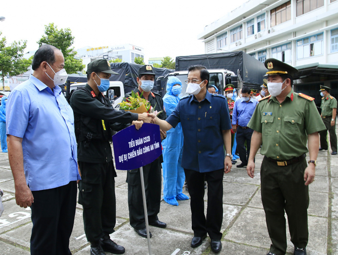 Lãnh đạo tỉnh chúc mằng và tiễn các lực lượng lên đường làm nhiệm vụ.