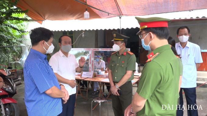 Đại tá Phạm Trường Giang, Giám đốc Công an tỉnh Phú Thọ kiểm tra và trao đổi trực tiếp với ông Lưu Quang Huy Bí thư huyện uỷ (áo trắng) cùng Chủ tịch UBND huyện Hạ Hoà Nguyễn Việt Dũng (áo xanh) tại các chốt kiểm dịch. Ảnh Đài Hạ Hoà.