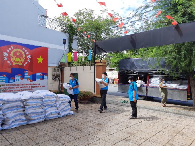 3.Gia dinh Pham Long