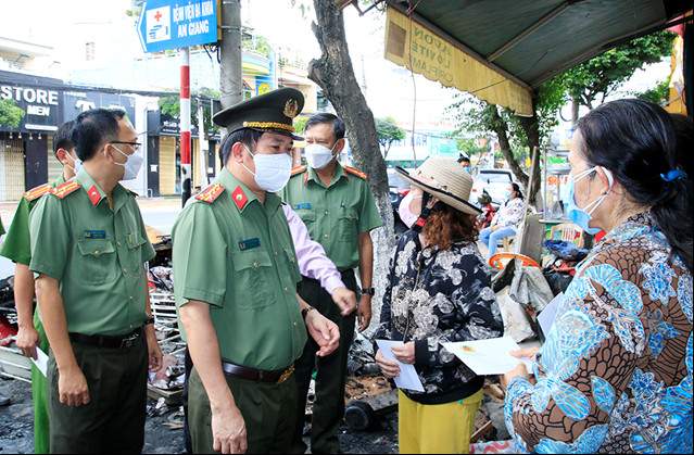 An Giang: Thăm hỏi và hỗ trợ 05 hộ dân vụ cháy trên đường Hà Hoàng Hổ