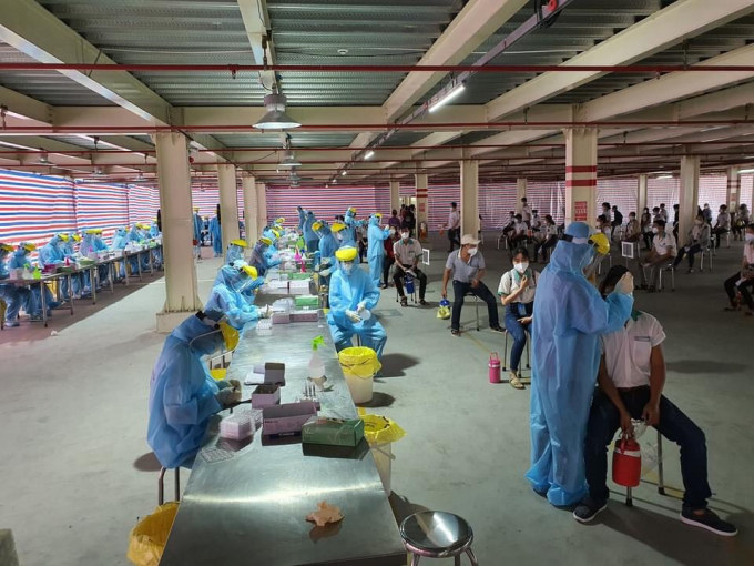 Nhan vien y te test mau