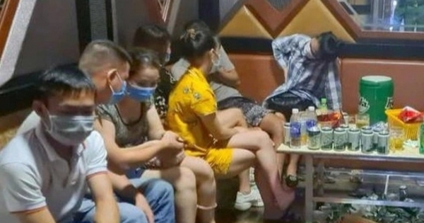 Quán Karaoke Gia đình phục vụ khách hát "chui" giữa mùa dịch