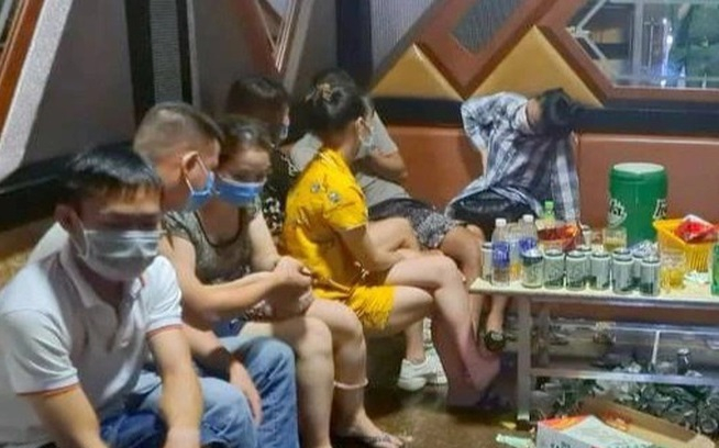 chu-quan-karaoke-mo-cua-cho-13-khach-hat-1628943325336.