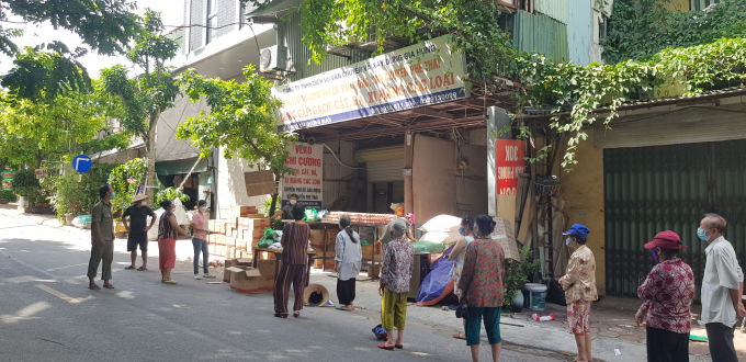 Những gia đình, người già, người lao động xa quê đến nhận quà hỗ trợ từ các mạnh thường quân vẫn đảm bảo khoảng cách 2mét, luôn đeo khẩu trang và thực hiện sát khuẩn theo khuyến cáo của Bộ Y tế.