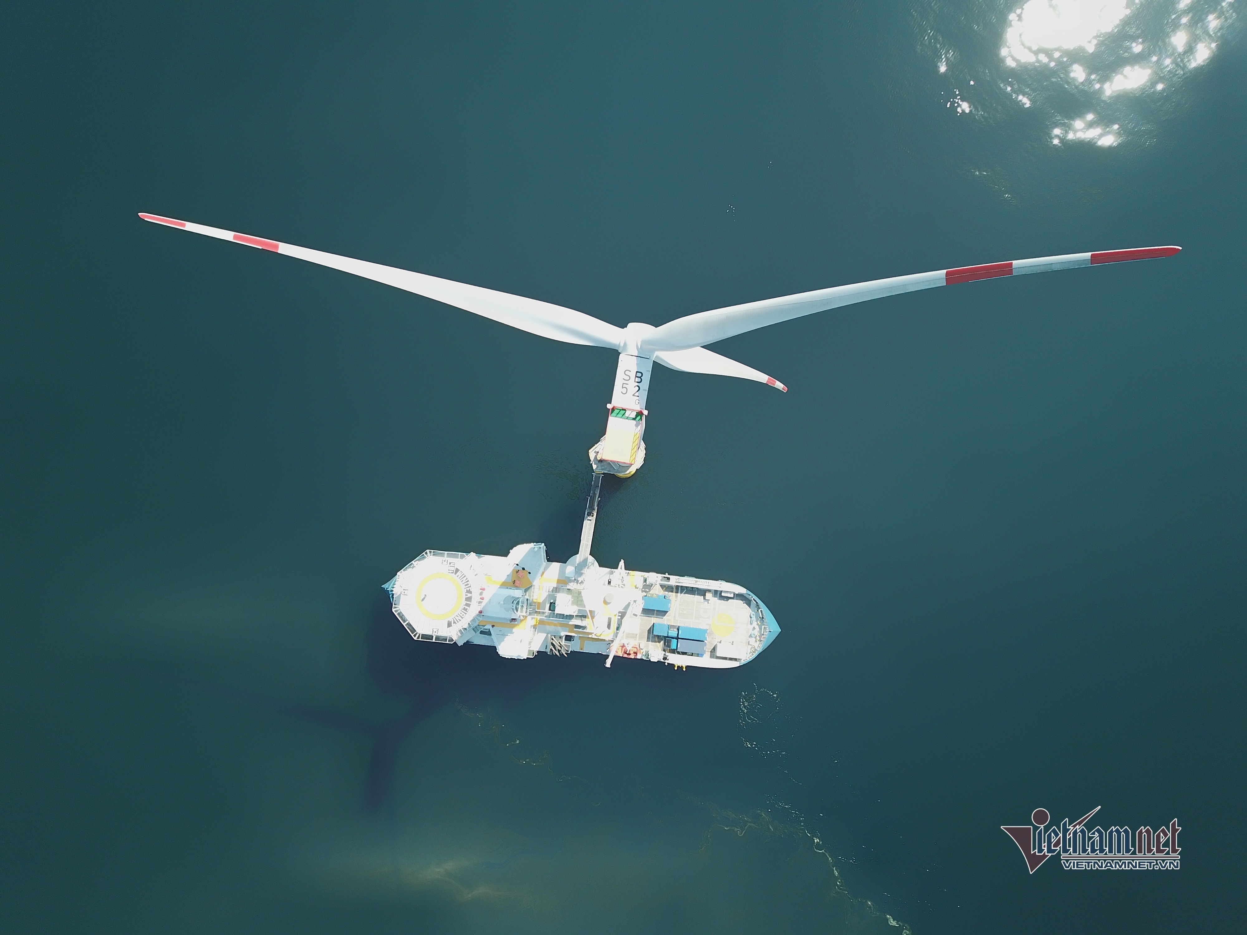 Ra Biển Đ&ocirc;ng đ&oacute;n nguồn điện v&ocirc; tận: S&oacute;ng gi&oacute; kh&oacute; lường