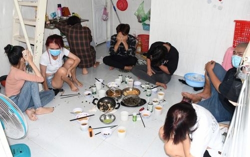 Cả nước đang gồng mình chống dịch, cô gái vẫn rủ bạn bè đến phòng trọ tổ chức sinh nhật