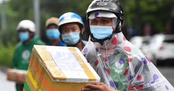 Shipper ở TP.HCM nhận nhiều đơn hàng khi được giao liên quận