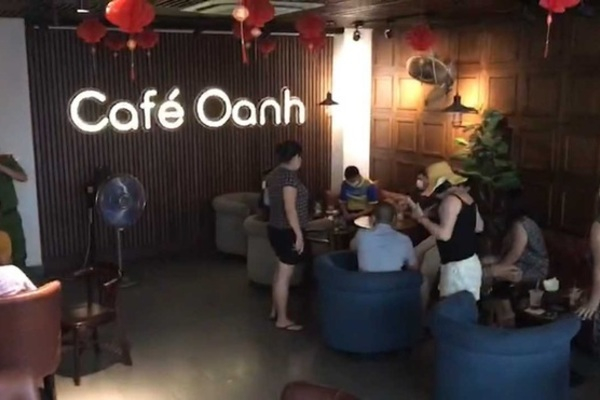 21-nguoi-bi-phat-42-trieu-dong-vi-uong-cafe-giua-dich.