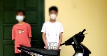 Hưng Yên: Thanh niên choai "đầu trần" điều khiển xe máy tông CSGT nhập viện