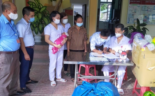 Cặp vợ chồng hiếm muộn nhiều năm nhận nuôi bé gái bị bỏ rơi