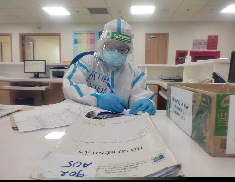 Bệnh viện tuyến cuối điều trị Covid-19: Bác sĩ bật khóc khi mẹ là bệnh nhân