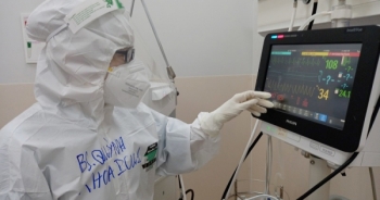 Bệnh viện tuyến cuối điều trị Covid-19: Bác sĩ bật khóc khi mẹ là bệnh nhân