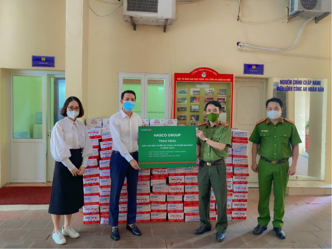 Ông Nguyễn Minh Ly - Phó Tổng Giám đốc Tập đoàn HASCO trao tặng nhu yếu phẩm đến cán bộ, chiến sĩ Công an Quận Ba Đình