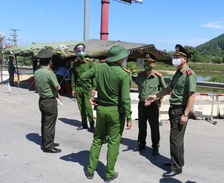 Giám đốc CA tỉnh Nghệ An động viên các CBCS trực chốt, yêu cầu xử lý nghiêm các trường hợp F1 khai báo gian dối