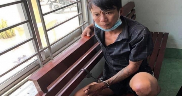 Tạm giữ hình sự người chồng chém bảo vệ dân phố vì vợ không được ra khỏi khu phong toả