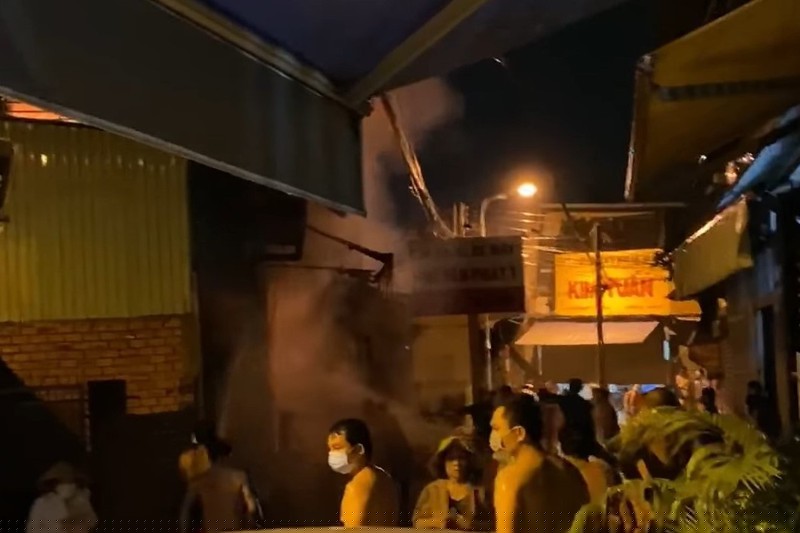 Rất đông người dân tập trung dập lửa để cứu người.