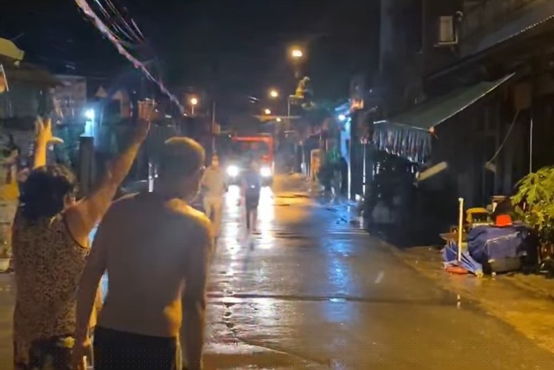 Thấy xe chữa cháy đến, nhiều người dân đứng vẫy tay để chỉ đường.