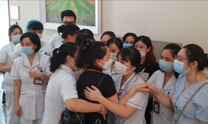 Các bác sĩ chia tay đồng nghiệp, người thân trước khi lên đường.