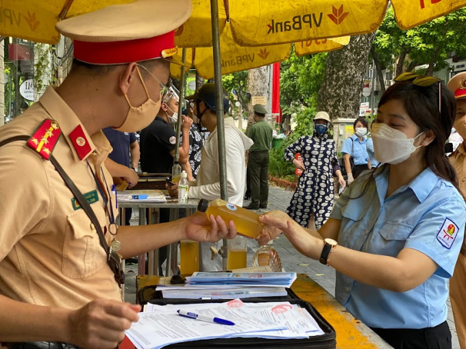 Hà Nội nghĩa tình: Tấm lòng áo xanh - Ly nước gửi Anh” được Thành đoàn - Hội LHTN - Hội đồng Đội thành phố Hà Nội triển khai.