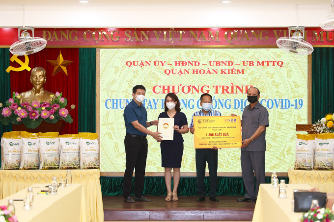 Bà Ninh Thị Lan Phương – Phó TGĐ SHB và ông Nguyễn Tất Thắng – Phó TGĐ Tập đoàn T&amp;amp;T Group trao ủng hộ MTTQ quận Hoàn Kiếm và đại diện 18 phường có các hộ, gia đình khó khăn trên địa bàn quận Hoàn Kiếm vượt qua dịch bệnh