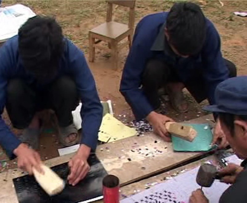 Nghệ thuật đục giấy l&agrave;m tranh của người N&ugrave;ng D&iacute;n đ&atilde; đạt được t&iacute;nh nghệ thuật cao