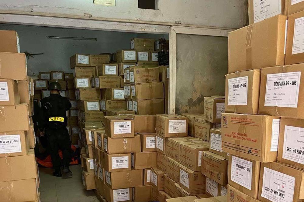  Lực lượng chức năng khám xét kho sách giáo khoa giả.