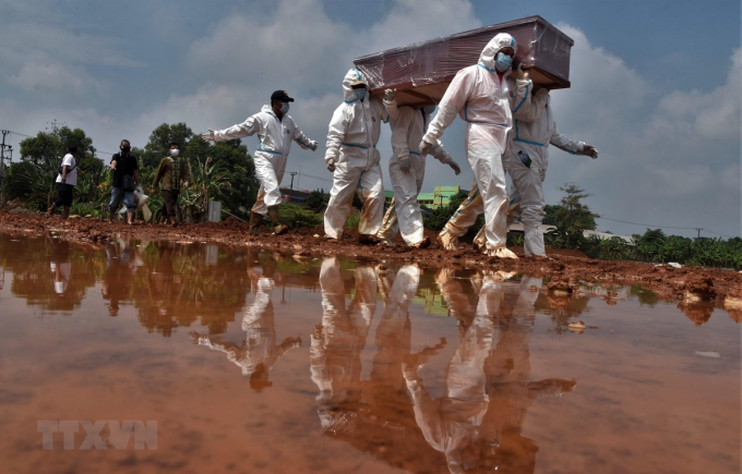 Mai táng các bệnh nhân nhiễm COVID-19 tại Bekasi, Indonesia. (Ảnh: AFP/TTXVN)