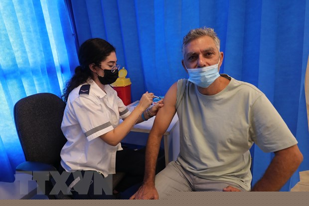 Tiêm vaccine ngừa COVID-19 cho người dân tại thành phố Modiin, Israel. (Ảnh: THX/TTXVN)