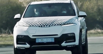 VinFast Lux SA lạ lẫm lộ diện trên đường thử: Có cổng sạc điện, thêm nhiều tính năng mới hơn bản xăng