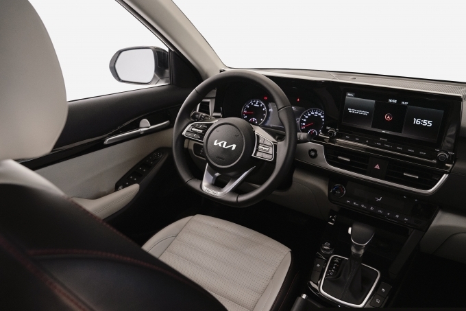 Nhiều &ocirc; t&ocirc; mới ra mắt, tăng trang bị đội gi&aacute; b&aacute;n