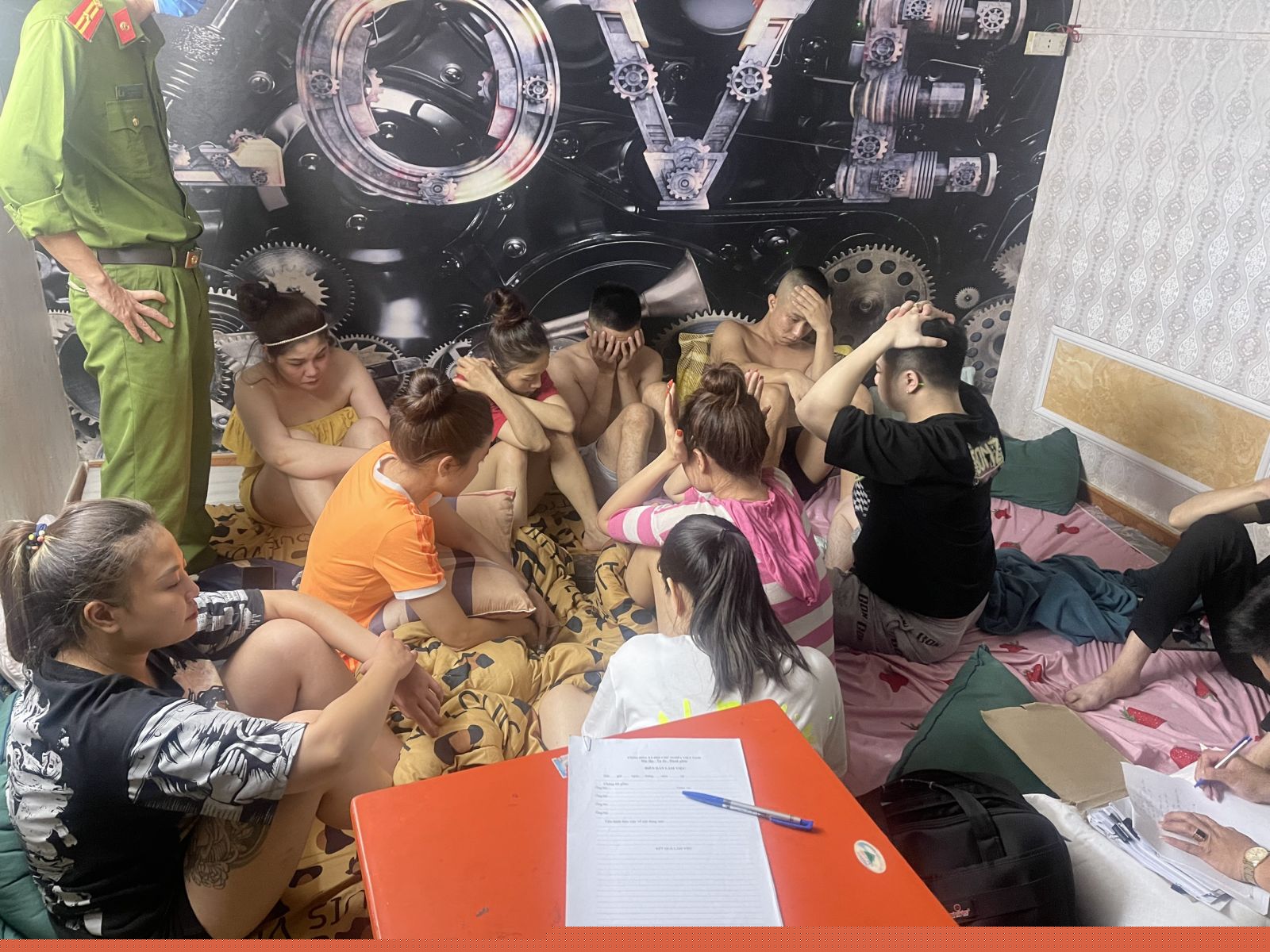 Nhóm đối tượng bị cơ quan chức năng kiểm tra.