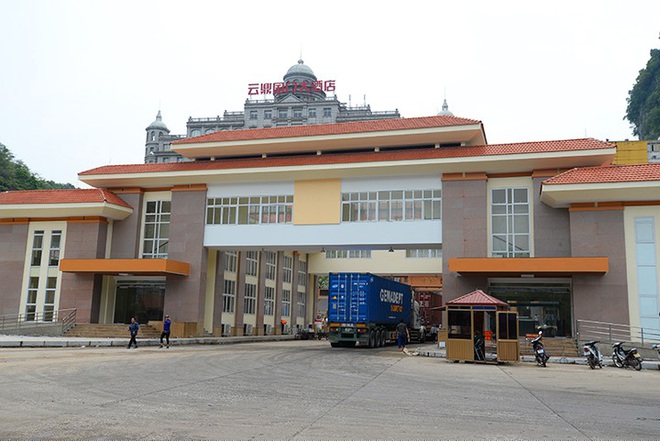 Trong bối cảnh dịch Covid-19 tiếp tục diễn biến phức tạp, các cơ quan quản lý cửa khẩu của cả Trung Quốc và Việt Nam đều đã phải tăng cường các biện pháp phòng chống dịch bệnh.