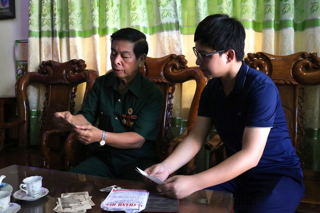 Lật lại những tấm ảnh qu&yacute; gi&aacute;, &ocirc;ng Nguyễn Duy Khoa chia sẻ với ph&oacute;ng vi&ecirc;n D&acirc;n tr&iacute; về những ng&agrave;y th&aacute;ng l&aacute;i xe phục vụ Đại tướng V&otilde; Nguy&ecirc;n Gi&aacute;p.