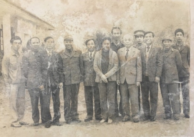 &Ocirc;ng Nguyễn Duy Khoa (ngo&agrave;i c&ugrave;ng b&ecirc;n tr&aacute;i) v&agrave; anh em phục vụ chụp ảnh lưu niệm c&ugrave;ng Đại tướng V&otilde; Nguy&ecirc;n Gi&aacute;p v&agrave; phu nh&acirc;n v&agrave;o năm 1982 (Ảnh NVCC).