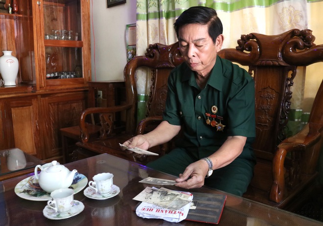 Thỉnh thoảng &ocirc;ng Khoa lại lật lại từng bức ảnh chụp chung c&ugrave;ng Đại tướng với sự mến mộ s&acirc;u sắc v&agrave; rưng rưng x&uacute;c động.