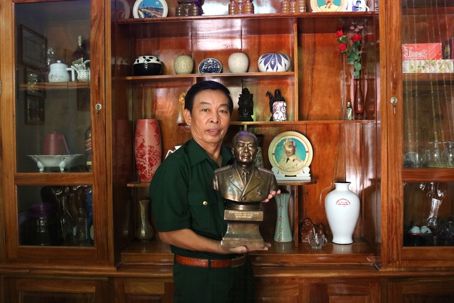 &Ocirc;ng Khoa b&ecirc;n bức tượng đồng đ&uacute;c ch&acirc;n dung Đại tướng V&otilde; Nguy&ecirc;n Gi&aacute;p.