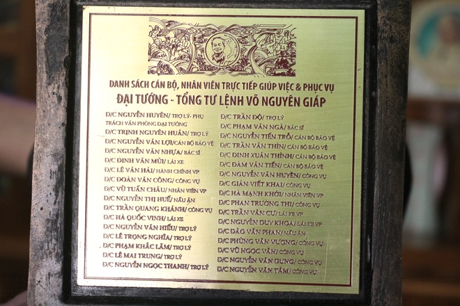 Ph&iacute;a dưới bức tượng đồng c&oacute; danh s&aacute;ch những người phục vụ Đại tướng, trong đ&oacute; c&oacute; l&aacute;i xe Nguyễn Duy Khoa.