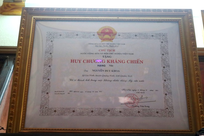 &Ocirc;ng Nguyễn Duy Khoa cũng từng vinh dự được tặng thưởng Huy chương kh&aacute;ng chiến hạng Nh&igrave;.