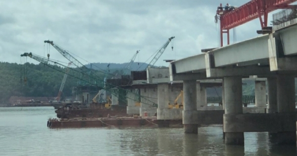 Quảng Ninh: Trắng đêm tìm kiếm công nhân thi công cầu ngã xuống sông mất tích