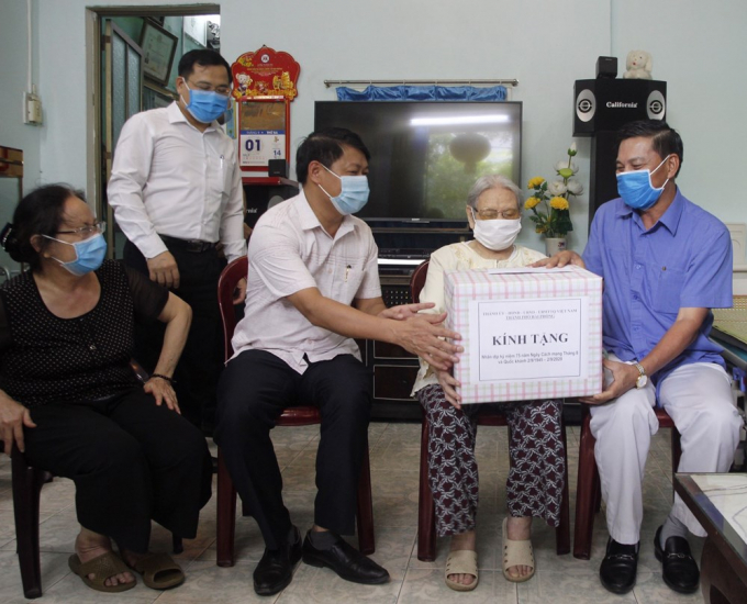 Chủ tịch UBND TP Hải Phòng Nguyễn Văn Tùng tặng quà gia đình chính sách dịp Quốc khánh 2/9/2020.