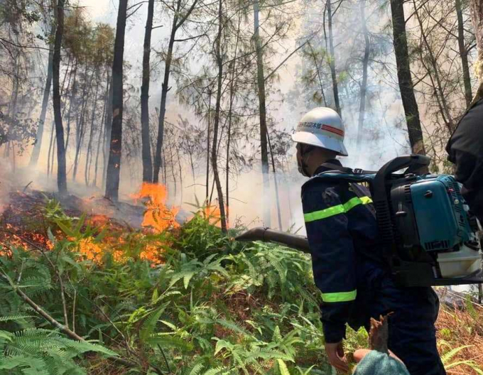 nghe-an-canh-sat-cang-minh-dap-lua-cuu-rung-giua-trua-nang-gat-3